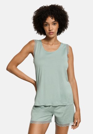 Canotta verde chiaro con bordi smerlati, abbinata a pantaloncini coordinati con orlo smerlato. Tessuto morbido e liscio con vestibilità comoda.