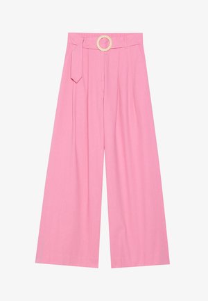 Pantaloni roz cu picioare largi și talie înaltă, având o curea cu o cataramă circulară din lemn și pliuri pentru textură.