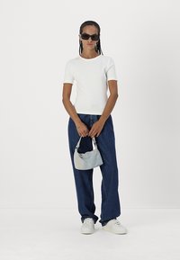 Calvin Klein Jeans LABEL FITTED TEE - Tricou basic - bright white