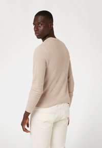 Guess RUNDHALSAUSSCHNITT - Maglione - beige