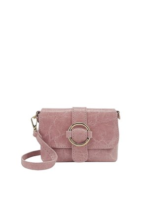 Petit porte-monnaie bracelet rectangulaire en cuir rose avec rabat et grande boucle anneau dorée à l'avant, et sangle amovible fixée sur le côté gauche.