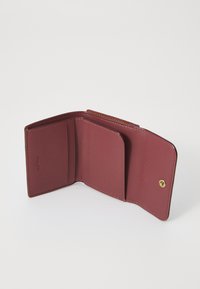 COACH SIGNATURE ESSENTIAL CARD HOLDER WALLET - Maks - tan