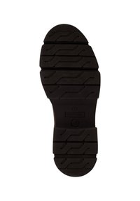 Semelle d'une chaussure noire avec des rainures profondes et un motif de semelle, taille 37 marquée, isolée sur fond blanc.