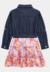 Jeansowa sukienka z długimi rękawami, kołnierzykiem, elastycznym pasem i wielowarstwową spódnicą w intensywne różowe i żółte wzory.