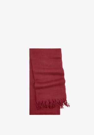 Złożony głęboko czerwony szalik z frędzlami na białym tle.