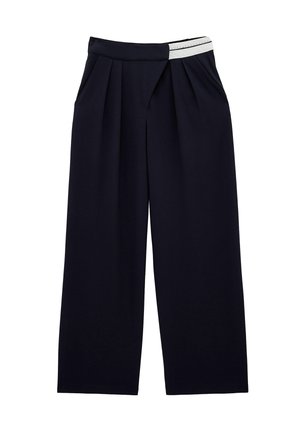 Zwarte wijde broek met plooien en zijzakken, met een tailleband met witte strepen.