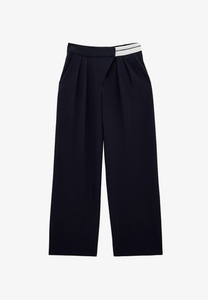 Pantalon noir à jambes larges avec plis et poches latérales, doté d'une ceinture détaillée avec des rayures blanches.