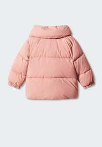 Růžová péřová bunda s plochým límcem, elastickými manžetami a volným střihem. Vyrobena z hladkého, lehkého materiálu s horizontálním prošíváním.