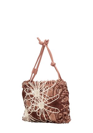 Borsa intrecciata rosa con motivi floreali bianchi e marroni, caratterizzata da spallacci in pelle annodati e un design aperto e arioso.