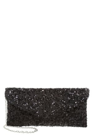 Zwarte rechthoekige clutch tas bedekt met glanzende pailletten met een zilveren kettingriem aan de zijkant bevestigd.