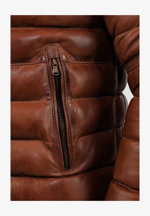 Giacca puffer in pelle marrone con tasca con zip e texture trapuntata, che presenta una finitura liscia e una leggera lucentezza.
