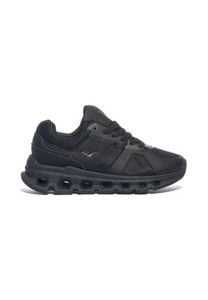 Sneaker atletica nera con tomaia in mesh e materiale sintetico, chiusura con lacci e suola spessa con fori d'aria rettangolari visibili per l'ammortizzazione.