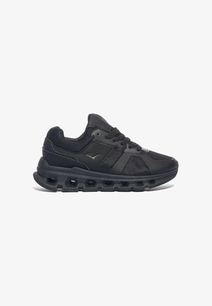 Sneaker atletica nera con tomaia in mesh e materiale sintetico, chiusura con lacci e suola spessa con fori d'aria rettangolari visibili per l'ammortizzazione.