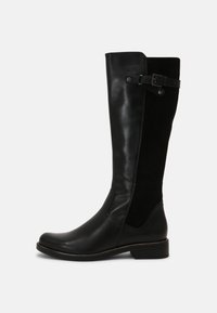 Bottes noires montant jusqu'aux genoux en cuir lisse avec un panneau en daim noir mat. Dotées d'une boucle latérale et d'un petit talon empilé.