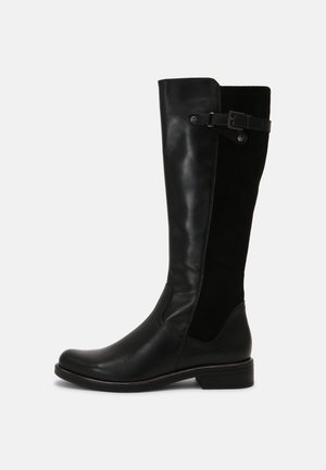 Bottes noires montant jusqu'aux genoux en cuir lisse avec un panneau en daim noir mat. Dotées d'une boucle latérale et d'un petit talon empilé.