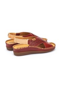 Sandalias de cuero con un upper burdeos, diseño perforado y acentos en tono marrón. Presentan una suela trenzada y una correa trasera para un ajuste seguro.