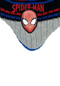 Dziewińska czapka w kolorze czarnym, niebieskim i szarym z czerwonym napisem "SPIDER-MAN" oraz czerwoną łatą z twarzą Spider-Mana z przodu.