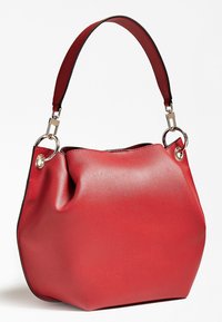 Borsa a mano in pelle rossa con superficie morbida e strutturata, forma curva e un manico singolo con finiture in metallo argentato e anelli.