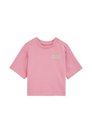 Rozā, īsām piedurknēm, īss krekls ar ribu apkakli un uzrakstu "SUN KISSED MEMORIES" mazām zaļām burtiem kreisajā krūšu daļā.