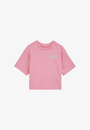 T-shirt corta rosa a maniche corte con colletto a coste e testo "SUN KISSED MEMORIES" in piccole lettere verdi sul petto a sinistra.