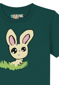 T-shirt vert foncé avec un dessin de lapin en cartoon, ayant de grands yeux noirs et des oreilles intérieures roses, assis dans l'herbe verte. Design simple et ludique.