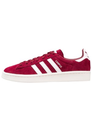 Rød ruskind lavtop-sneaker med hvid sål, tre hvide striber på siden, teksten "CAMPUS" og hvid hælkappe med logo.