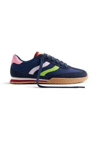 Sneaker navy con strisce verdi e bianche, dettagli rosa sul tallone e suola in gomma testurizzata. Chiusura con lacci piatti e design retrò.
