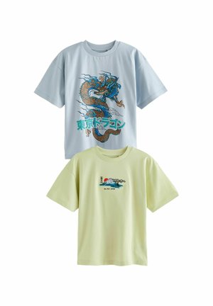 Hellblaues T-Shirt mit kurzen Ärmeln und einem Drachenmotiv; grünes T-Shirt aus weicher Baumwolle mit einem Druck des Mount Fuji.