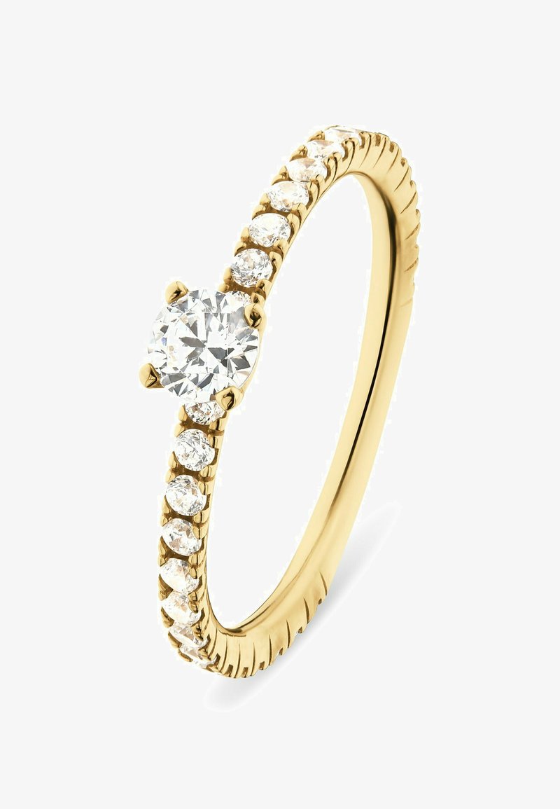 Guldring med en central rund diamant, flankeret af mindre diamanter langs en struktureret band med et twist-design.