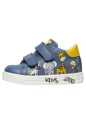 Blauer Kindersneaker mit Klettverschlüssen, gelbem Fersenpatch und Cartoon-Zebra, Elefant, Giraffe und Affe an der Seite, weiße Sohle mit der Aufschrift "Kids Zoo."