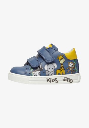 Baskets bleues pour enfants avec des sangles Velcro, un patch jaune au talon et des dessins animés de zèbre, éléphant, girafe et singe sur le côté, semelle blanche étiquetée "Kids Zoo."