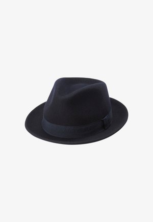 Svart fedora-hatt med et bredt svart bånd rundt bunnen, vist i en vinkel for å fremheve formen og den myke teksturen.