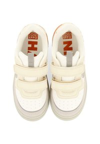 Zapatillas blancas y tostadas con dos correas de velcro, cuello acolchado, parte delantera perforada y suela texturizada. Logo de la marca visible en el interior.