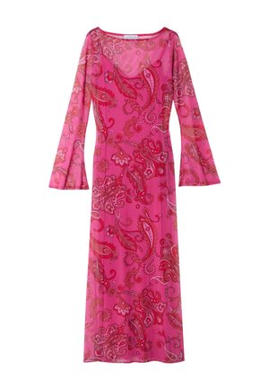 Ροζ φόρεμα με μακριά μανίκια, κόκκινα μοτίβα παϊέτας και λουλουδιών, μανσέτες με φούντα και λαιμόκοψη σε σχήμα σκάφους.