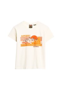 T-shirt en coton blanc à manches courtes. L'illustration à l'avant présente des montagnes, un soleil, et du texte en orange et noir. Coupe décontractée.