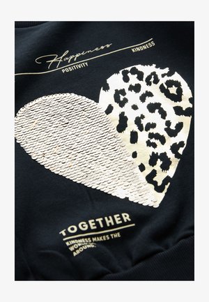Felpa nera con un grande cuore bianco fatto di paillettes e un cuore con stampa leopardata. Testo dorato con le parole "Felicità, Positività, Gentilezza, Insieme."