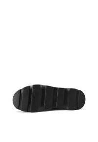 Suola di scarpa in gomma nera con un design segmentato e modelli testurizzati e rigati per grip e supporto. Punta arrotondata e costruzione stabile.