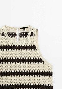 Virkat topp i beige og mørkebrunt garn; har stripete mønster, rund hals og knappelukking bak.