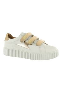 Witte leren sneakers met gouden accenten, drie klittenbandsluitingen en een ribbelige witte plateauzool. Bevat een bliksemschichtontwerp aan de zijkant.