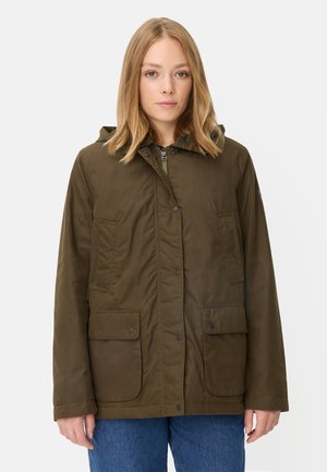 Olijfgroene, capuchonjack van soepel stof, met een ritssluiting aan de voorkant, twee grote knoop-flapzakken en een relaxte pasvorm.