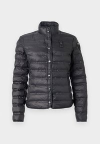 Sort pufferjakke lavet af skinnende stof, med opretstående krave, trykknaplukning og vandret quiltet tekstur.