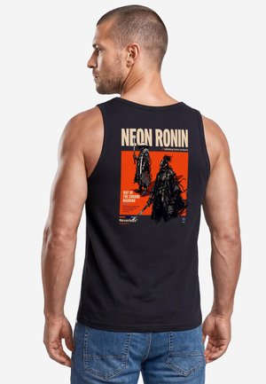Mann mit kurzen Haaren trägt ein schwarzes Tanktop mit roter Grafik von zwei Samurai-Kriegern und dem Text "NEON RONIN" auf dem Rücken.