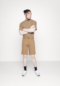 Tommy Hilfiger BROOKLYN - Šortky - classic khaki