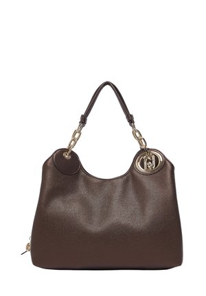 Sac à main en cuir texturé marron foncé avec des poignées courtes reliées par des chaînes dorées et un pendentif logo rond doré sur un côté.