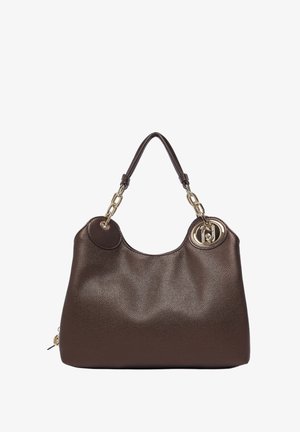 Borsa a mano in pelle testurizzata marrone scuro con manici corti collegati da catene dorate e un ciondolo rotondo con logo dorato su un lato.