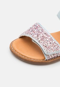 Glittrande rosa och silver slide sandal med en läderinläggssula, som har en vadderad rem och sydda kanter på en brun yttersula.