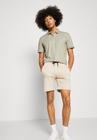 Pier One 2 PACK - Shorts - grey/beige