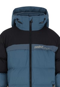 Giacca isolante blu e nera con colletto alto, zip frontale e dettaglio del logo. Presenta pannelli di colore contrastante e imbottitura.