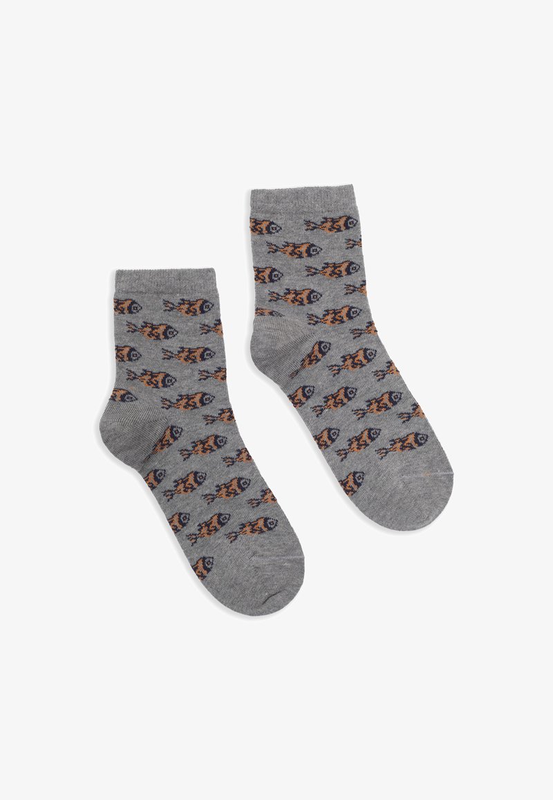 Chaussettes grises avec un motif répétitif de poissons en bleu foncé et orange. Fabriquées dans un matériau doux et texturé avec une coupe mi-mollet.