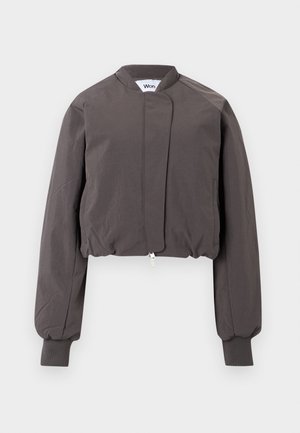 Giacca bomber corta grigio scuro con cerniera frontale, collo alto, maniche lunghe, polsini a costine e tasche laterali su sfondo neutro.